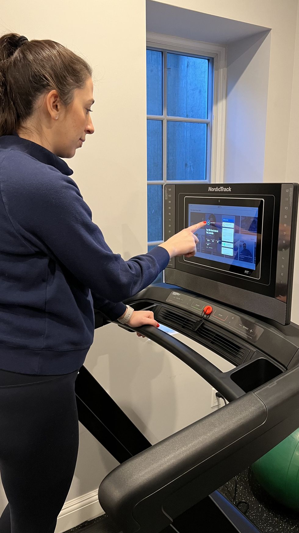 sassos using the nordictrack 1750 commercial treadmill